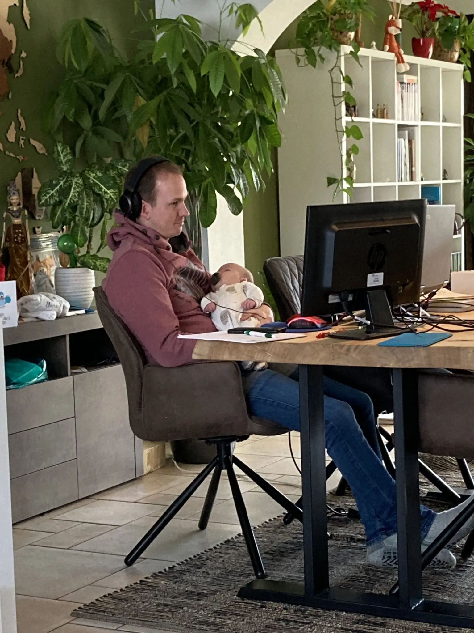 Bas is ook begonnen met een nieuwe studie en kan af en toe tijdens het thuisstuderen even kroelen met Sam.